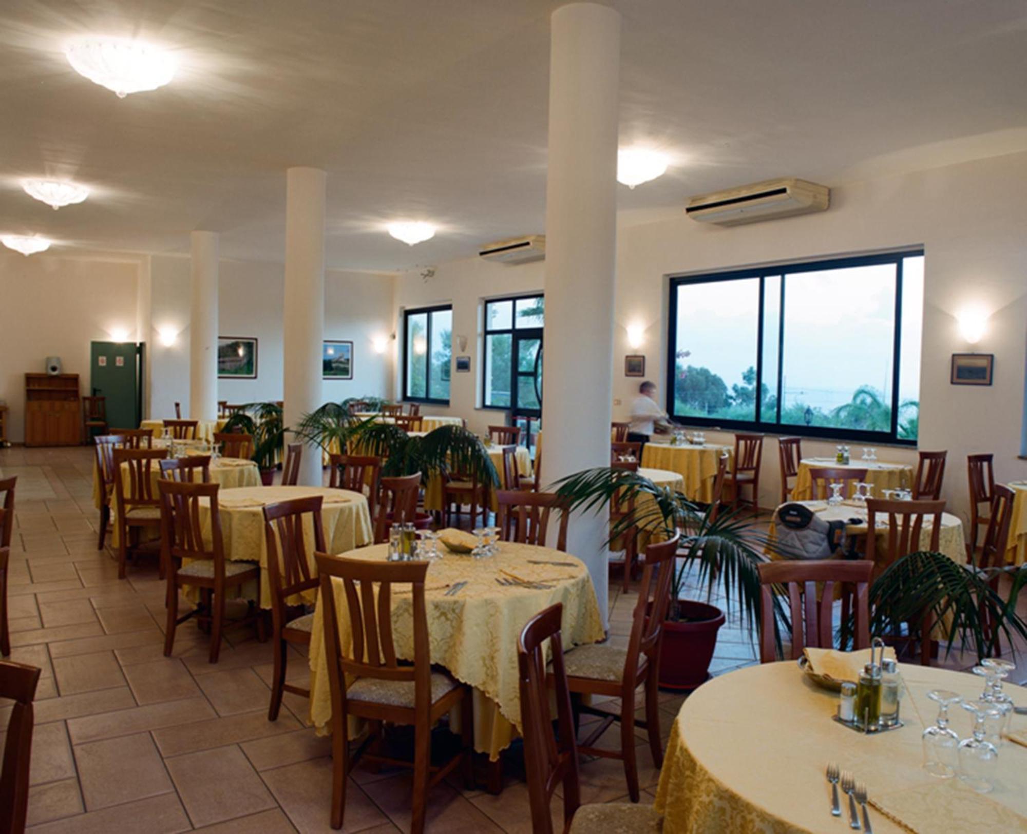 Villaggio Pineta Petto Bianco Capo Vaticano Bagian luar foto
