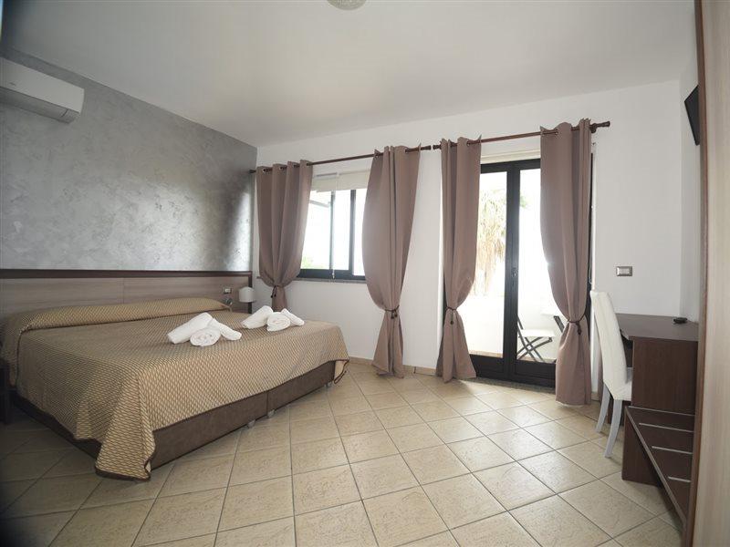 Villaggio Pineta Petto Bianco Capo Vaticano Bagian luar foto